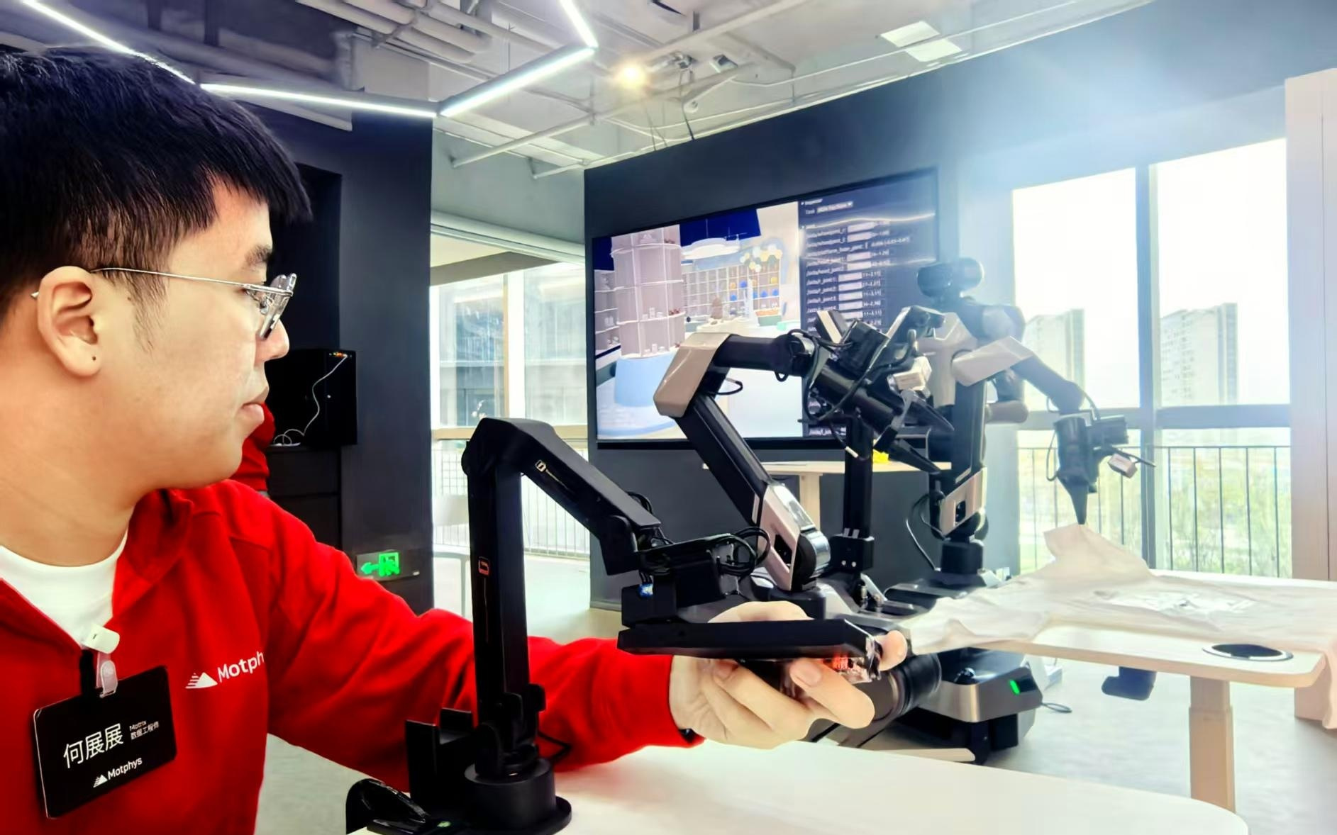 全国首个自主可控机器人仿真实训场在武汉启用