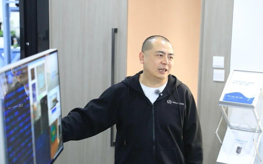 16岁保送大学，放弃体制内“铁饭碗”！他研发的产品让癫痫小伙子能“脑控”打「王者荣耀」！