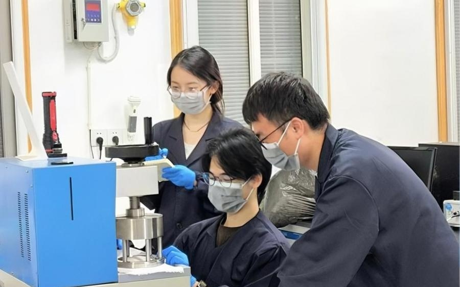 攻克世界难题！中国自主研发冲锋衣无氟面料，价格仅国际同类1/3