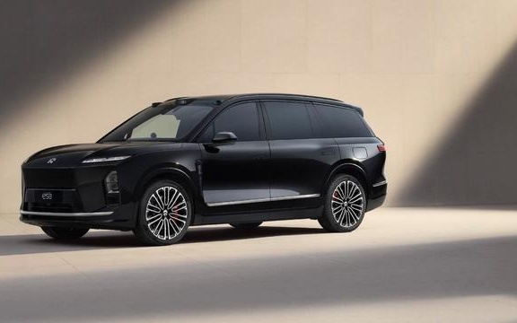 全新 ES8 目标月交付 15000 台，蔚来迎来了自己的「iPhone 17 Pro Max」