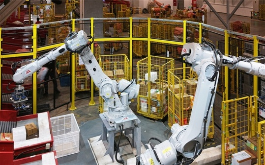 京东发布“异狼”升级版：单臂进化到双臂 快递捡到起飞