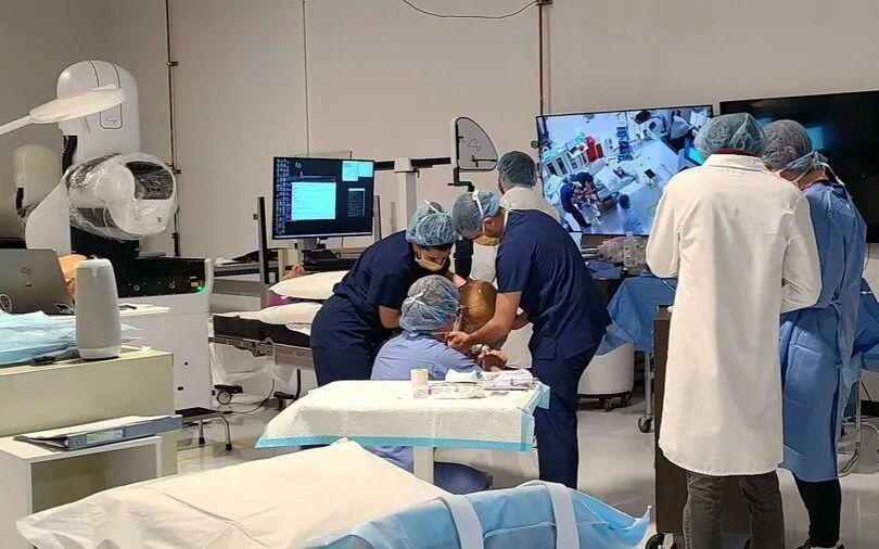 马斯克「开颅插针」首破1.5秒!上万人挤爆,争当赛博格