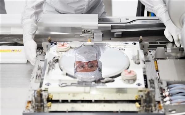 三星投450亿买20台EUV光刻机 提高HBM4产能：不管手机等消费存储死活