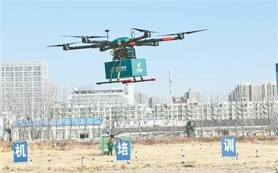 全国首批邮政无人机“飞手”在郑起航