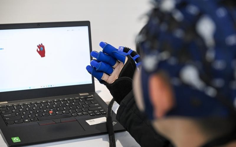 脑机接口接上”AI副驾“，瘫痪者脑控效率提升近4倍