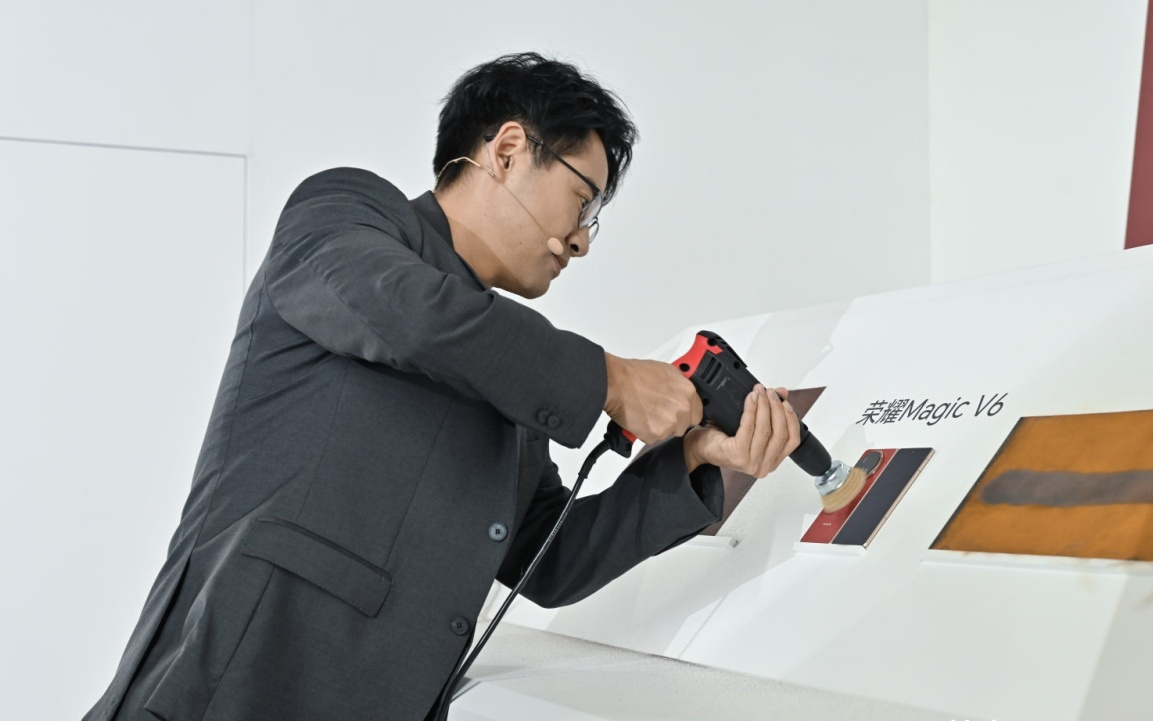 独立五年后,荣耀终于撕掉别人标签,活成自己模样