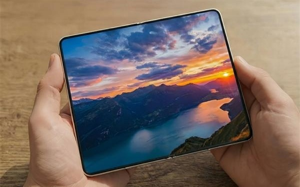 紧跟华为步伐！安卓首款阔折叠屏来了 三星打造