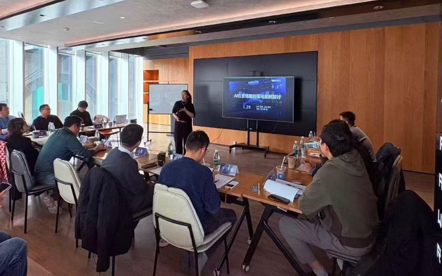 2026营销服AI落地考：谁在系统突破，谁在局部自嗨？｜虎嗅智库判断闭门会