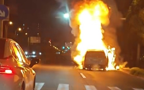 突发！一辆理想MEGA行驶中起火爆燃！