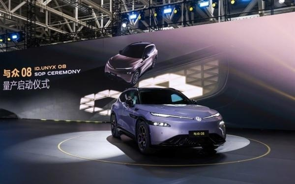 小鹏、大众首款合作车型与众08量产下线：全系标配VLA智驾 续航超700km