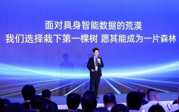 打造机器人系统开发者“朋友圈”，智元机器人发布首个具身智能操作系统