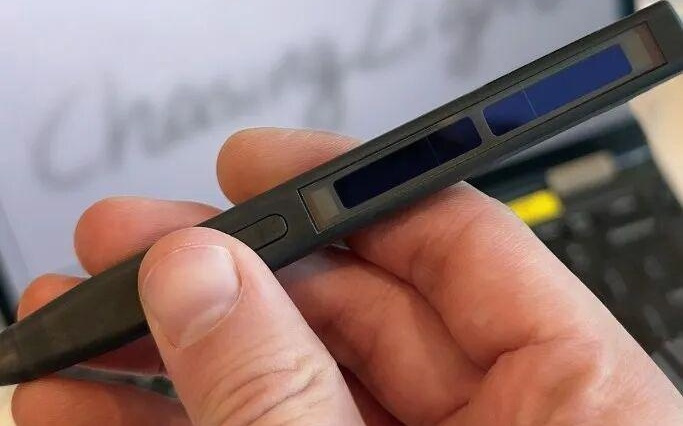 全球首款有机光伏触控笔亮相CES 2026：室内灯光就能供电