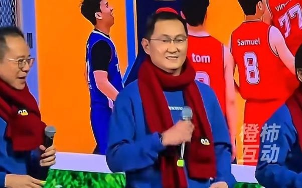 马化腾携高管在腾讯年会上唱歌，领唱“冲冲冲”，戴着印有企鹅标识的红围脖，还给员工扔QQ企鹅公仔互动