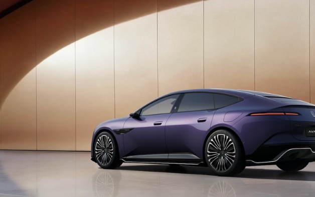 新款阿维塔12预售29.99万起!标配华为896线激光雷达,首发智能底盘技术