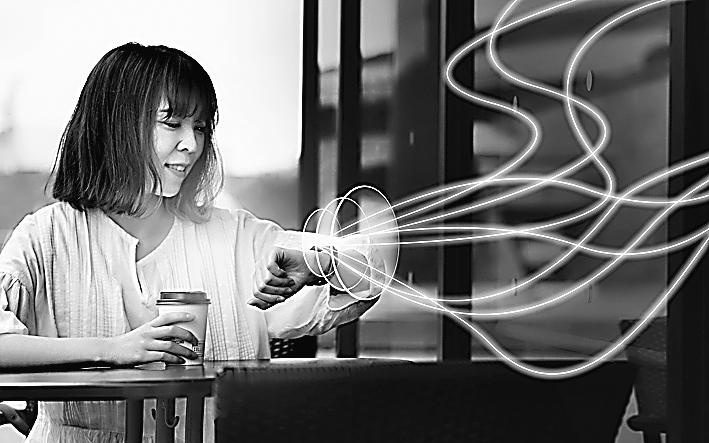 贴上“塑料” 你能化身行走的充电宝！