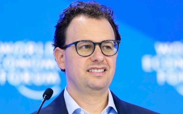 飙至300亿美元！Anthropic年化收入首超OpenAI，官宣AI芯片大单