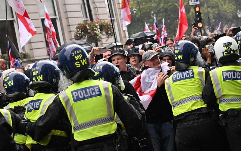 超10万人涌上街头，马斯克“现身”：英国该换政府了