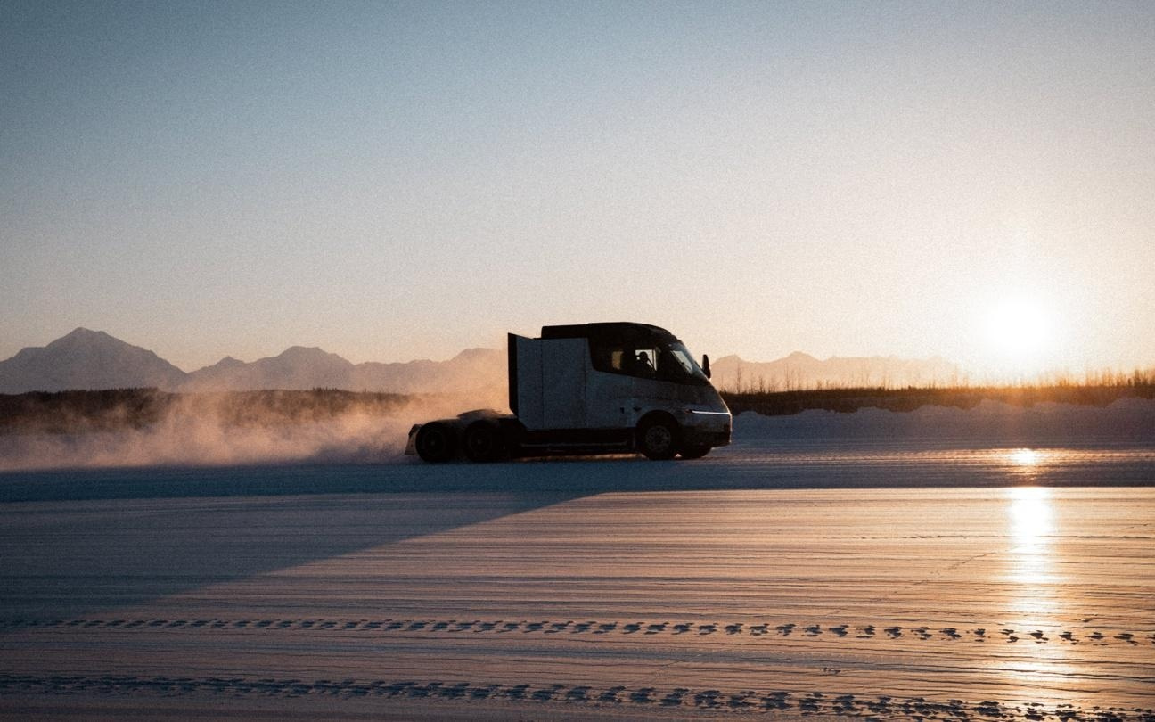 特斯拉电动卡车Semi官宣正在阿拉斯加冬测，该车今年大规模量产