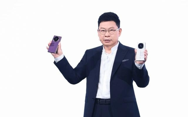 首次将PC版应用装进手机 三折叠品类发展迈入深水区