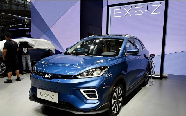 新能源汽车“锁电”闹大了，背后真相影响每个人