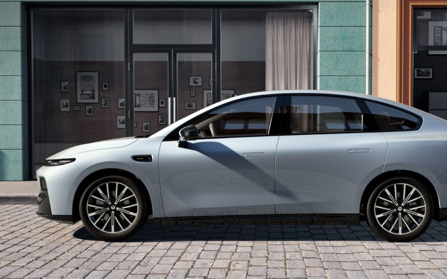 8.98 万元的 B01，零跑推了一台「半价 Model 3」