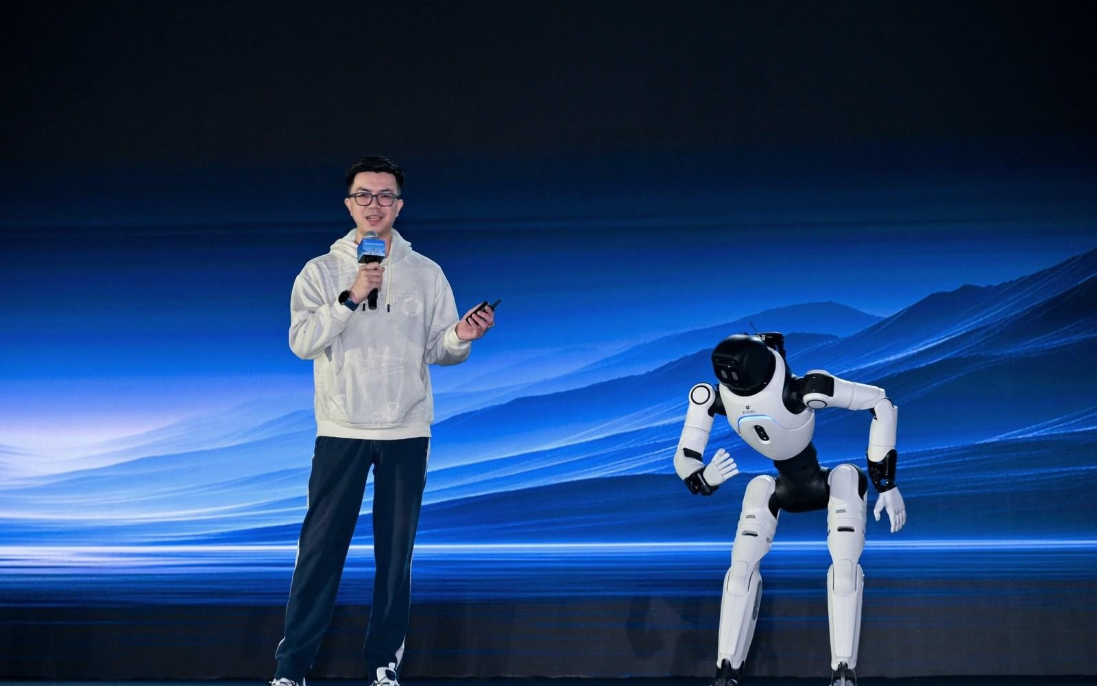 智元机器人，要做AI大模型平台和开放生态