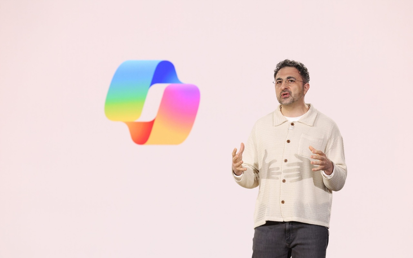 微软AI CEO苏莱曼：未来5-10年，一家公司需砸千亿美元备战AI竞赛