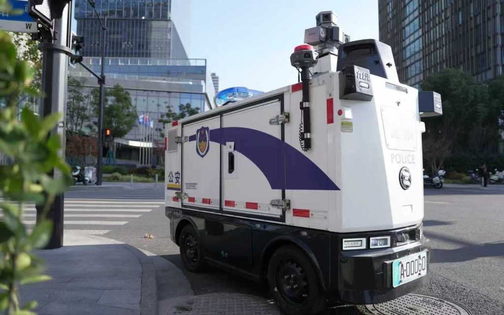 无人驾驶“警车”已在上海街头巡逻，其中一台一天提醒119辆违停车