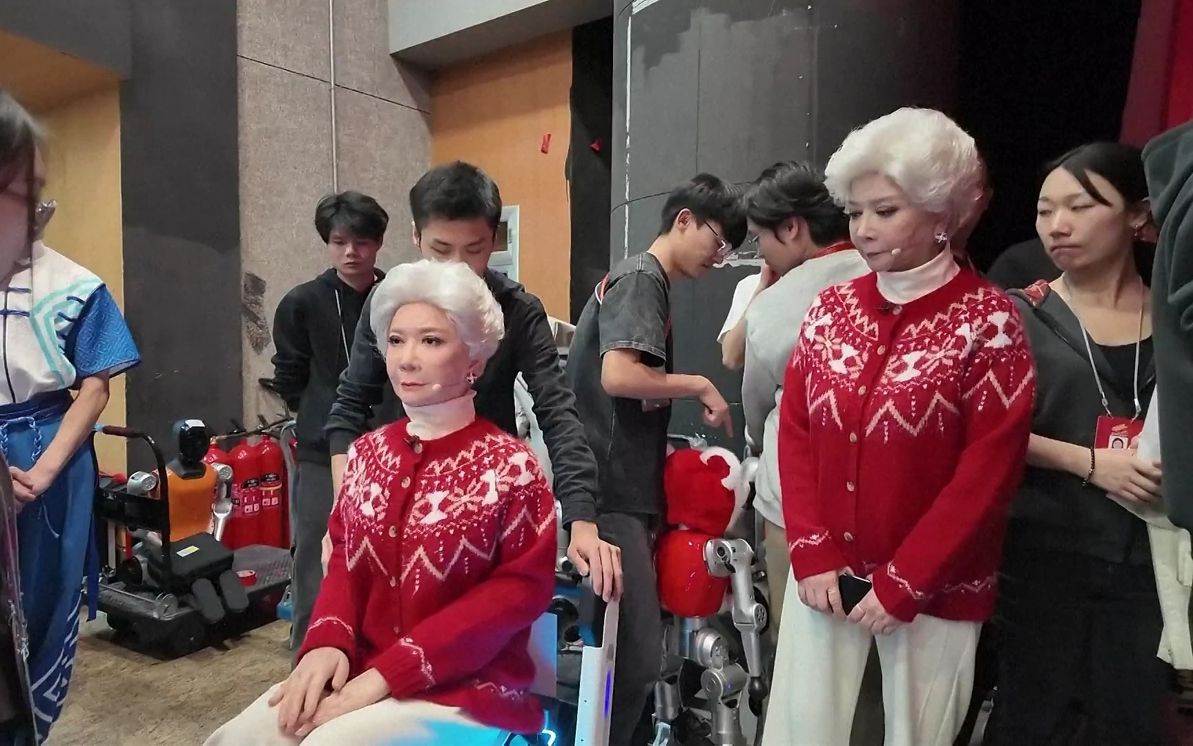 机器人集体亮相春晚后：“假蔡明”被送给了真蔡明，“春晚版熊猫”拍出近6万元高价