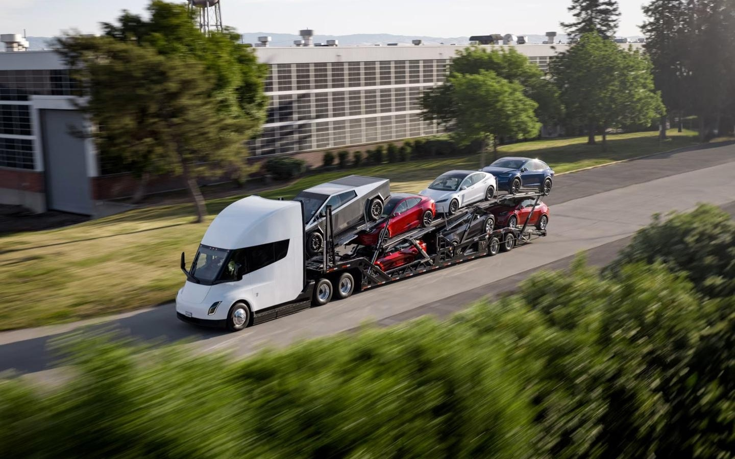 消息称特斯拉今夏交付Semi电动半挂卡车：满电续航最高804公里