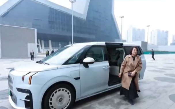 吉利副总裁回应董明珠换车