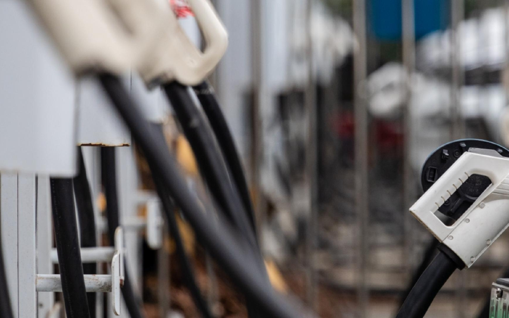 全国新能源充电设施突破2000万个，大功率快充与乡村布局仍不足