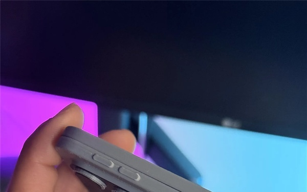 苹果首款折叠屏蓄势待发！iPhone Fold机模出炉