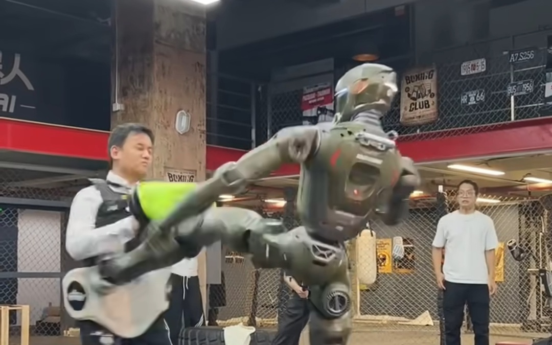众擎发起全球首个人形机器人格斗联赛，冠军可得1000万纯金腰带