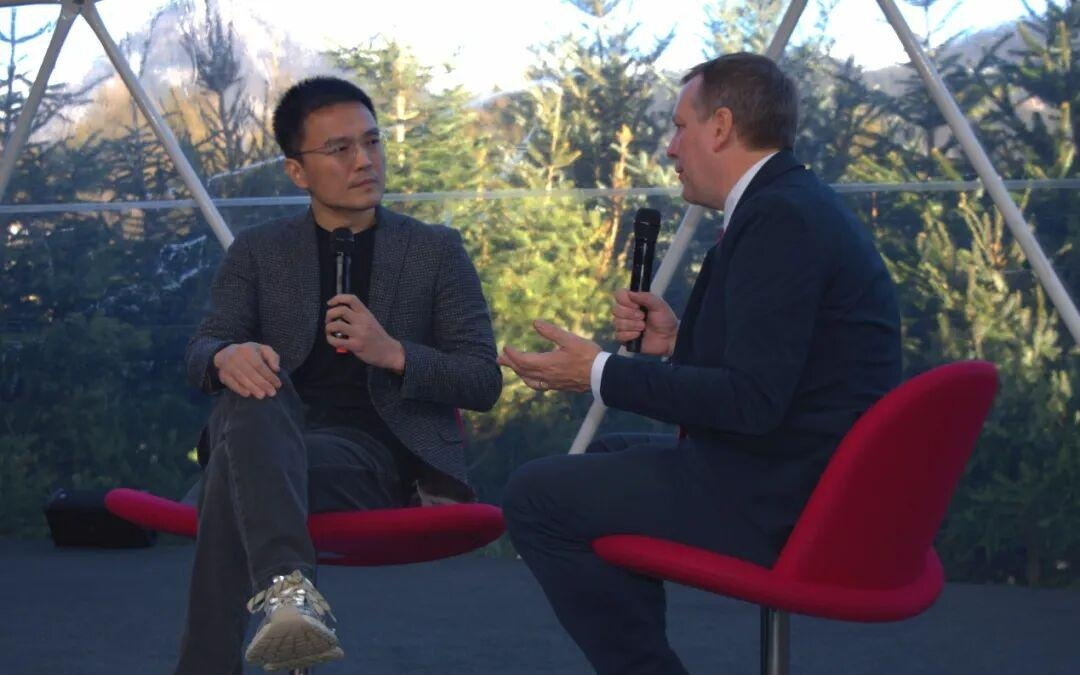 当世界在谈论AI替代人类时，松鼠Ai在达沃斯带回了什么答案？