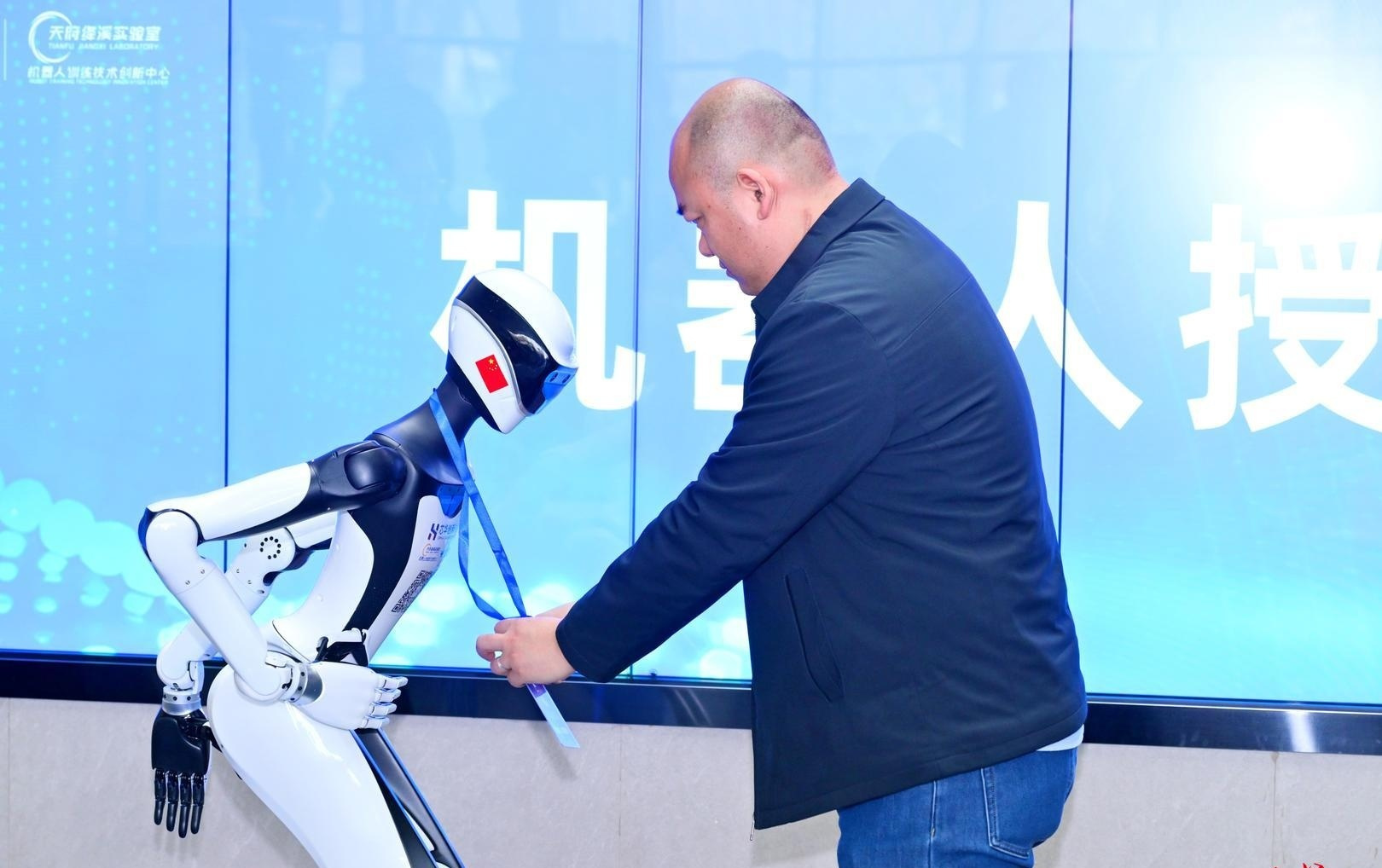 拥有“智慧大脑”和“行动中枢”，四川首个博物馆具身智能机器人讲解员来了