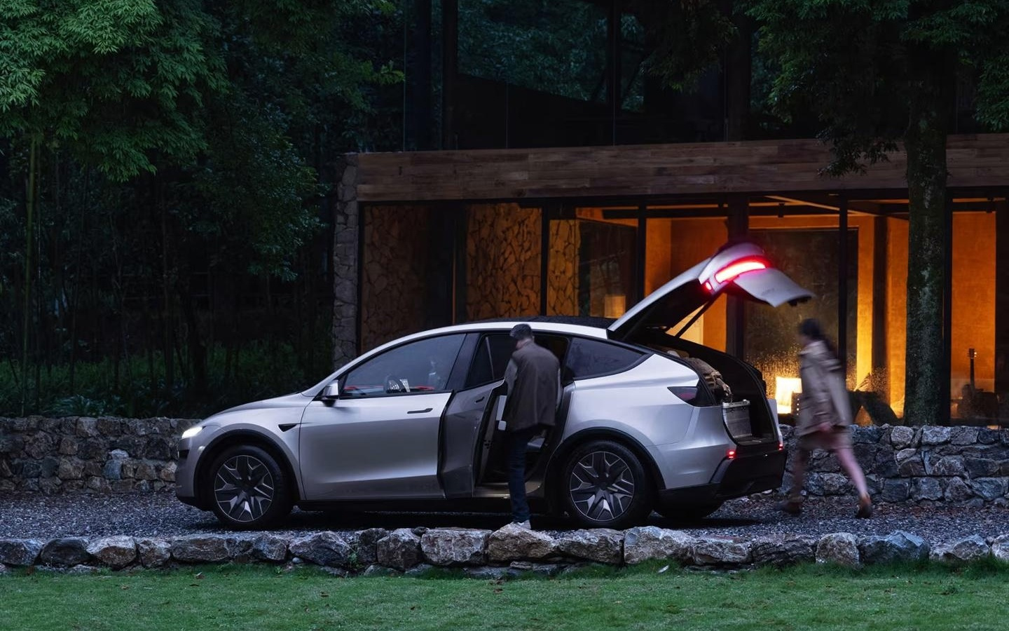 特斯拉 Model Y L 新车全部到店：33.9 万元起，预计 9 月交付
