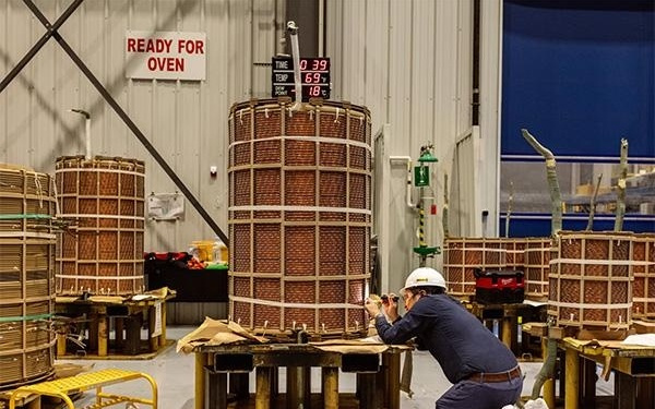 “美国AI狂奔，竟卡在这…”