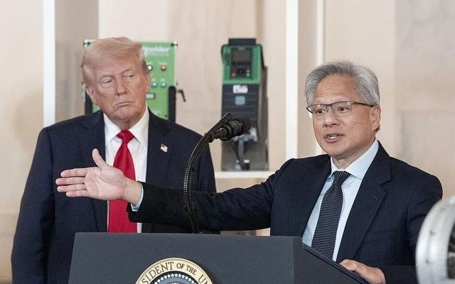 最后时刻，黄仁勋挤上飞向北京的“空军一号”