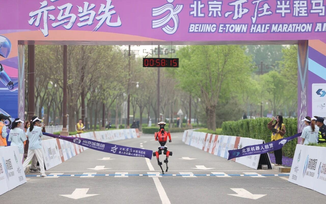 荣耀“闪电”夺得2026人形机器人半马冠军，用时50分26秒