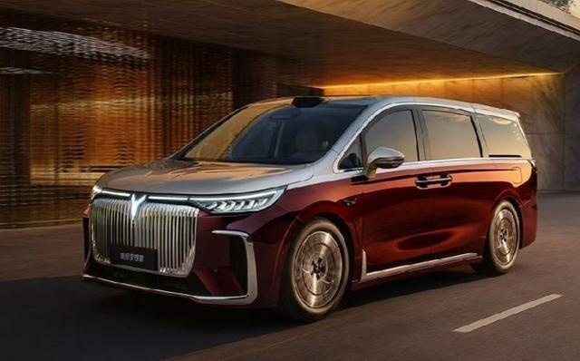 打响央企新能源突围战，岚图推出首款800V智能超混MPV ｜聚焦2025成都车展