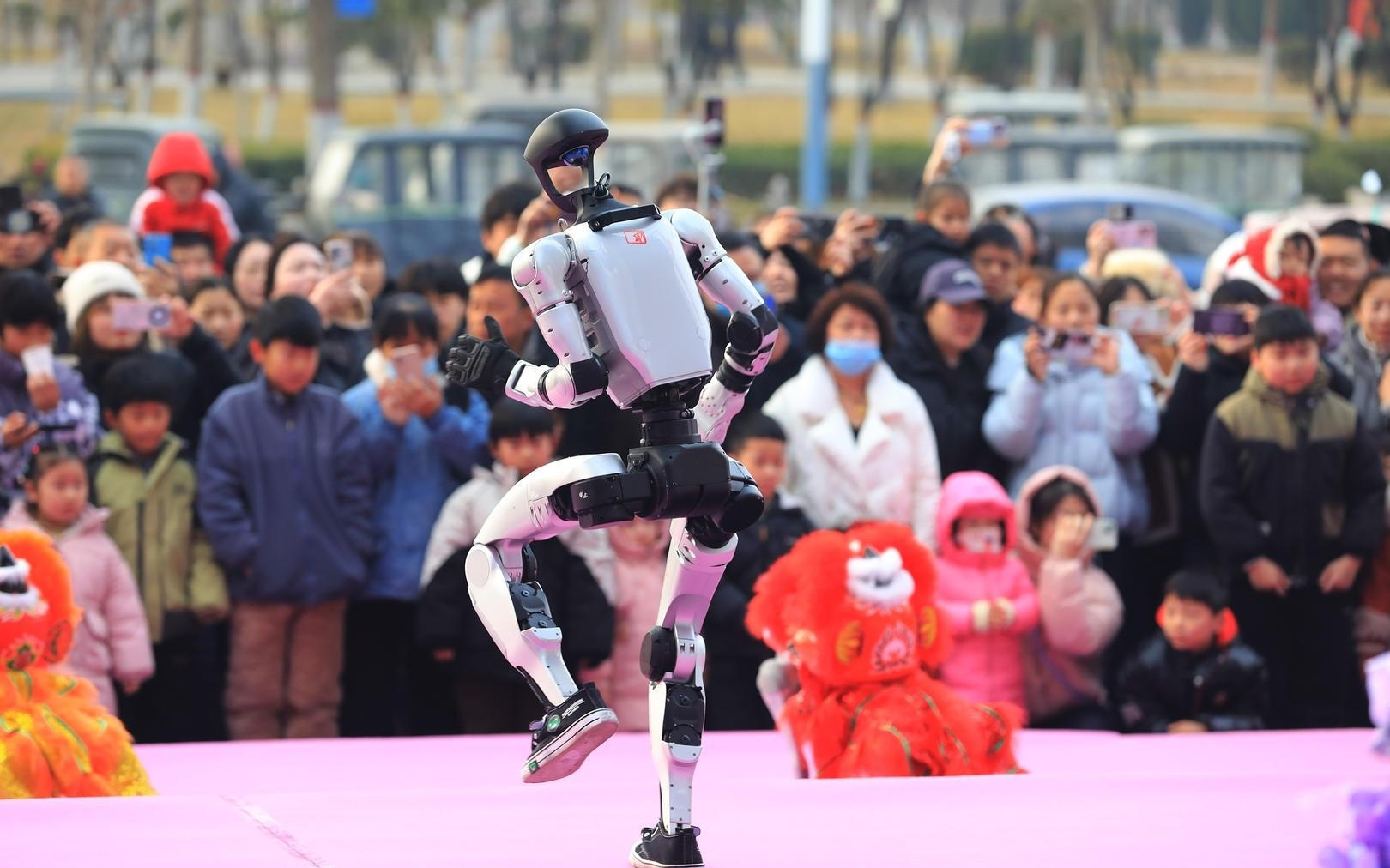 年前机器人“走穴”表演忙，春节租金翻倍，热门款日薪8000元