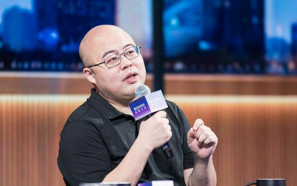 WAIC同台论道：辛顿示警AI如“失控老虎”，MiniMax闫俊杰称AI不会一家独大