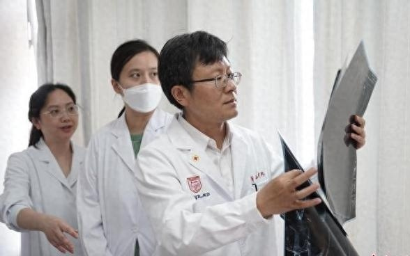 AI算力助复旦科研再突破：阿尔茨海默病早筛早诊检测试剂年内或上线
