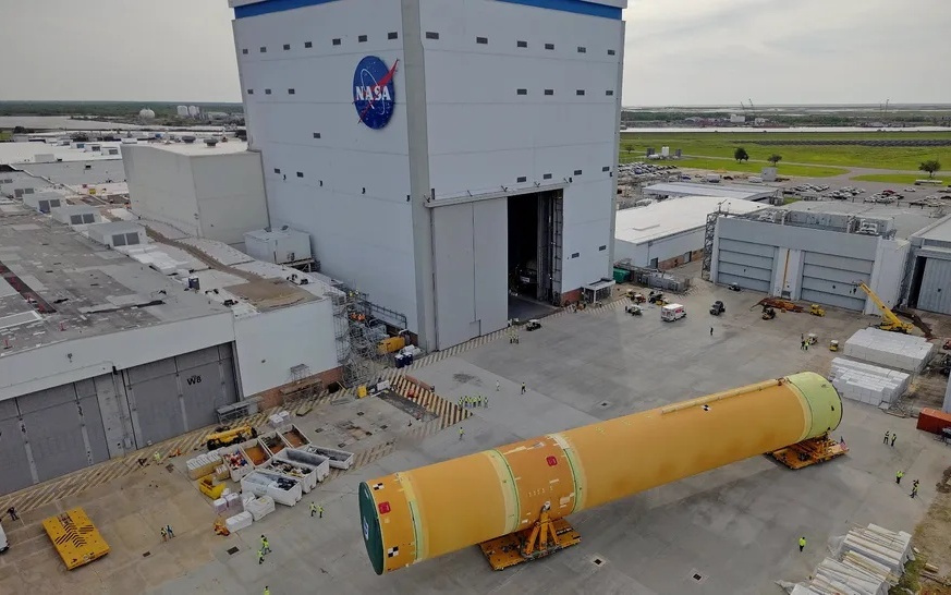 NASA阿耳忒弥斯3号SLS火箭芯级启运，为明年发射铺路