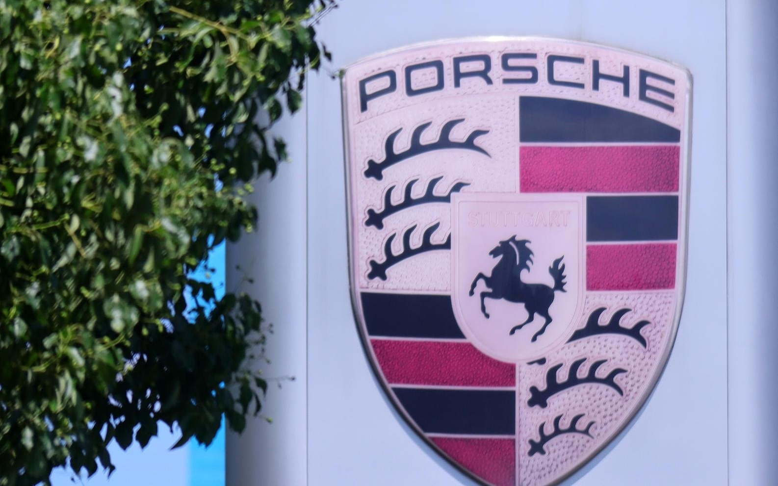 保时捷中国自建充电网络将关停，回应：重新调整资源 前三季度利润下跌99%