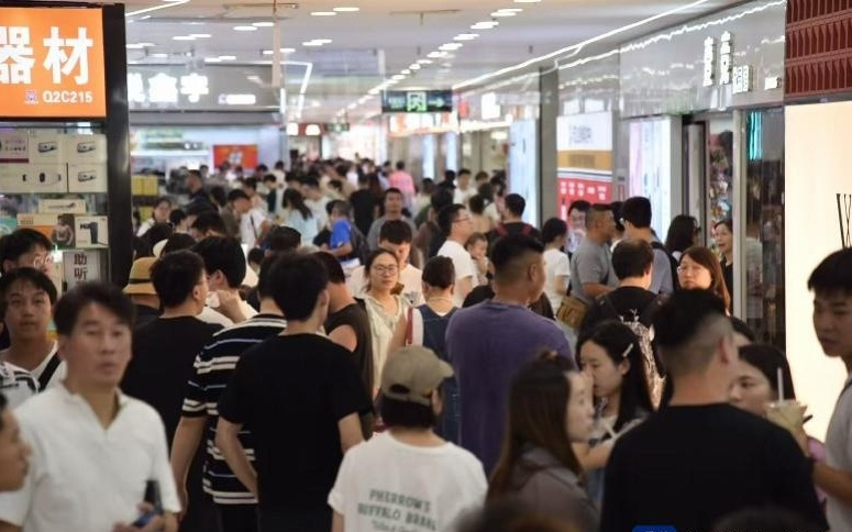 AI硬件产品成消费“新宠” 华强北假期出现“扫货热”