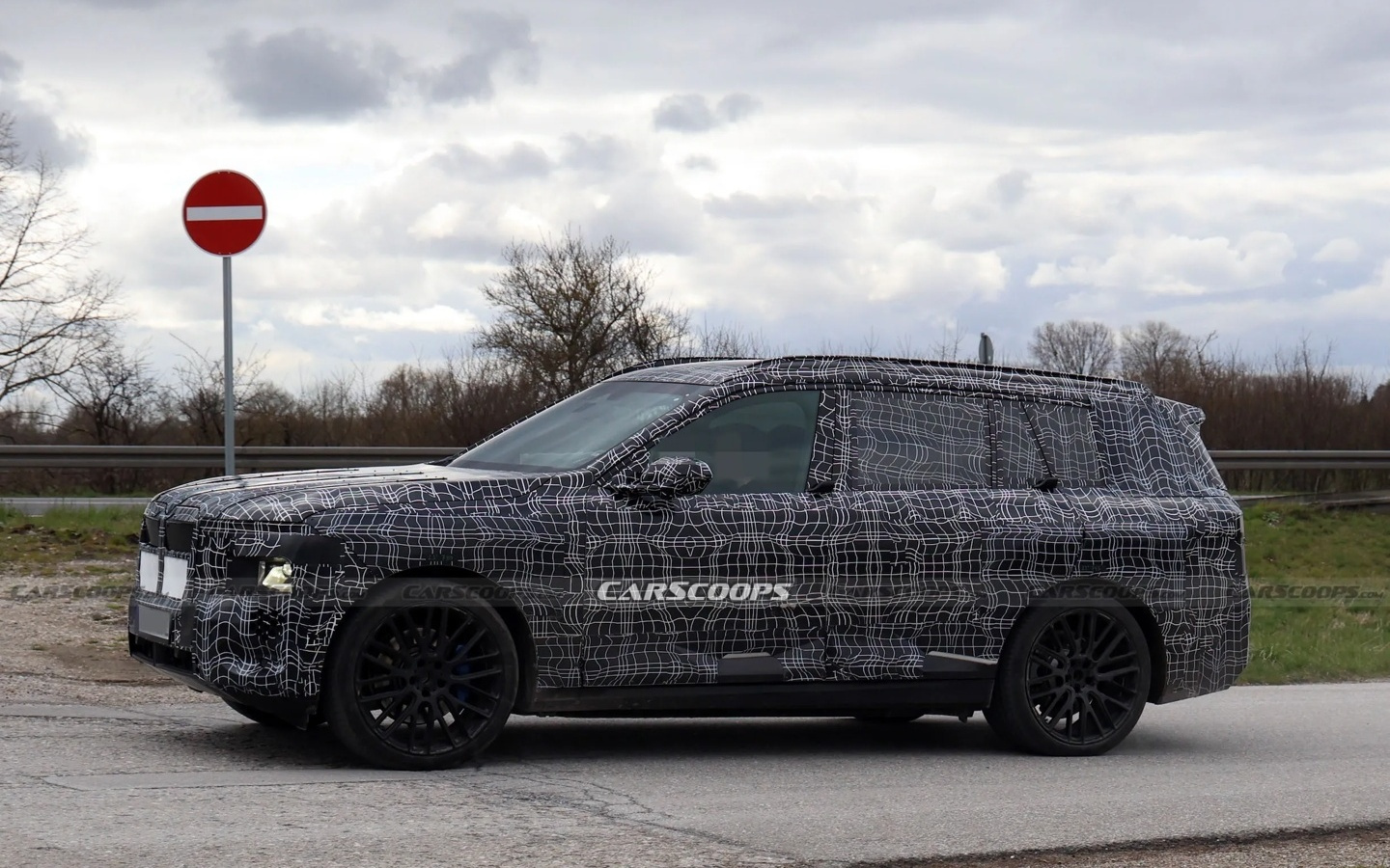 宝马最大纯电旗舰SUV全新iX7谍照曝光，至少10万美元起售