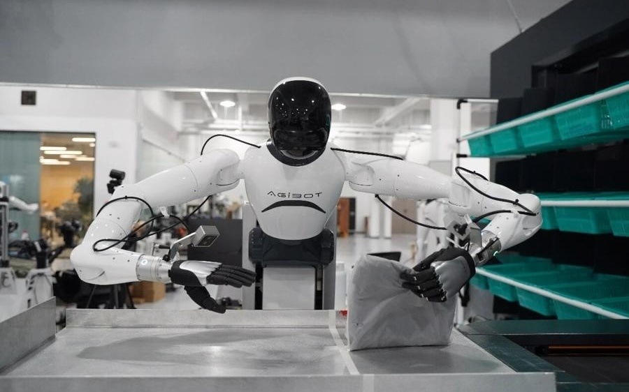 上海机器人“进厂打工”,专挑高强度产线和工人比劳动效率,替人日行5万步