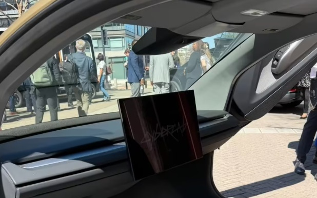 特斯拉Cybercab量产版曝光，无方向盘设计+耐磨地垫